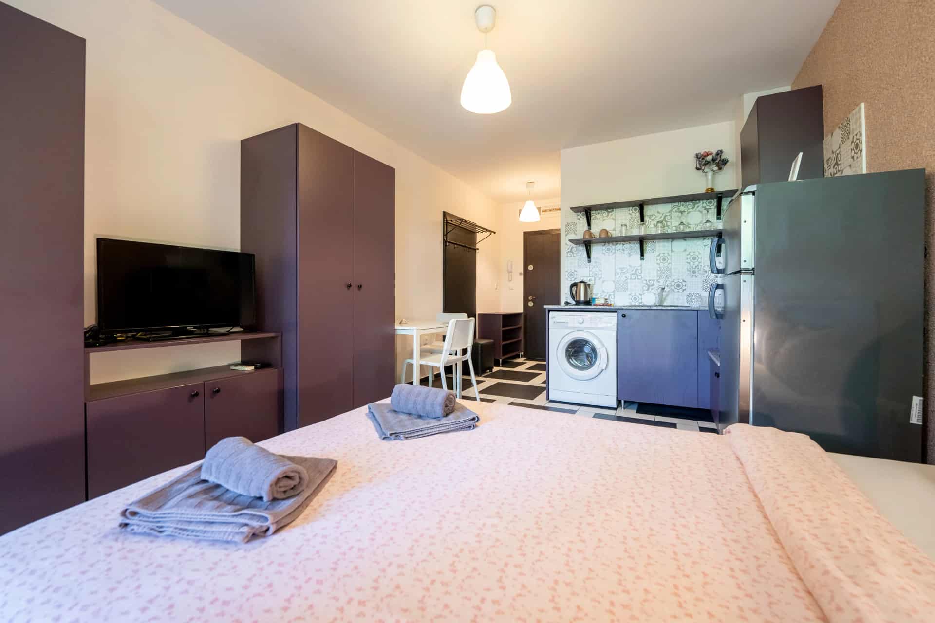 Studio - apartment in Studentski Grad, Sofia - image 1